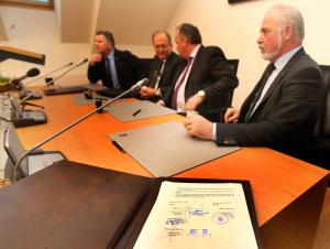 PODPIS POGODBE  FOTO LJUBO VUKELIČ 47s